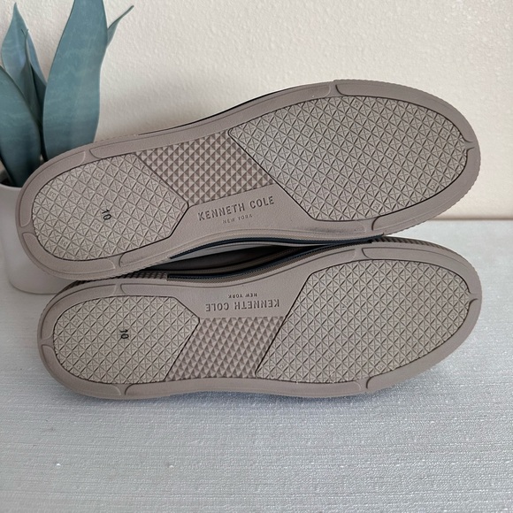 New Kenneth Cole Shore Taupe Faux Leather Chukka Boots Men’s 10 - Picture 11 of 13